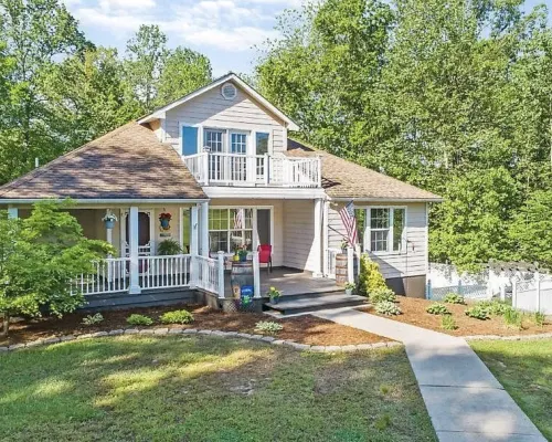 3+ acre Home: Pool Table, Putt-Putt, 4 miles to Downtown and SEMO, Summer Pool Hotels in Cape Girardeau Township