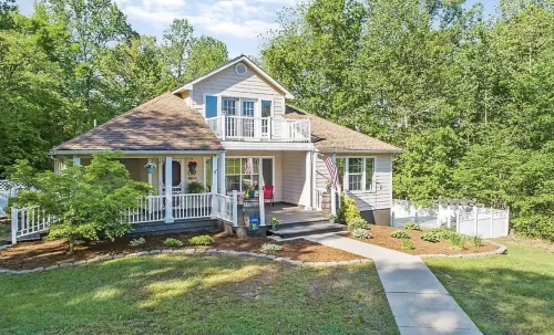 3+ acre Home: Pool Table, Putt-Putt, 4 miles to Downtown and SEMO, Summer Pool Hotel di Cape Girardeau Township