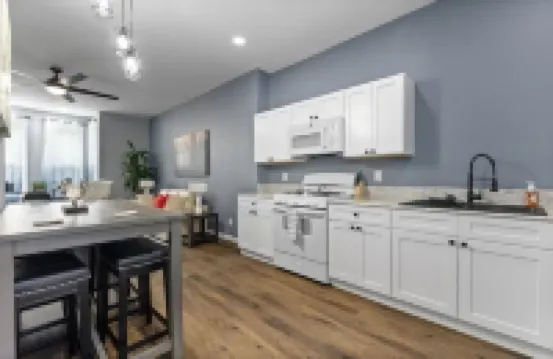 Spacious fully remodeled king size bed apartmentSleeps four