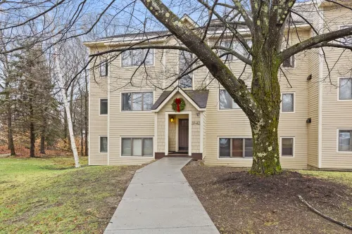 Two bedroom Condo With Mountain View And Fireplace