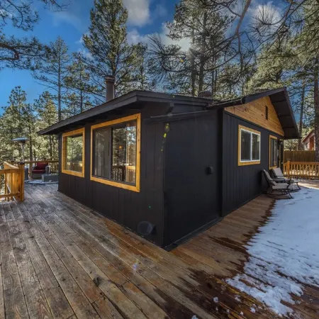 Peaceful Show Low Cabin in the pines! 3 min to the lake!