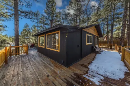 Peaceful Show Low Cabin in the pines! 3 min to the lake! Отели в г. Шоу Лоу