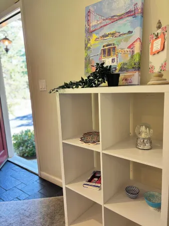 Sun-Lit 2-Story Gem: Luxe Beds-Heated Floor-Near Shops-Dining-Fun,Great for Fams Отели в г. Уолнат-Крик