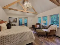 Romantic Cottage Getaway, tucked peacefully in the woods