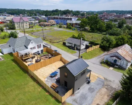 Downtown ~ Hot Tub - Ping Pong - Putting Green - Connect 4 - PAC Man ~ Hotels in Bristol