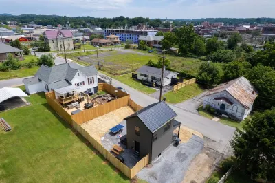 Downtown ~ Hot Tub - Ping Pong - Putting Green - Connect 4 - PAC Man ~ Hotels near Steele Creek Park