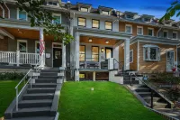 Luxury rowhouse w/parking - centrally located Hotels in Fort Totten-Upper Northeast
