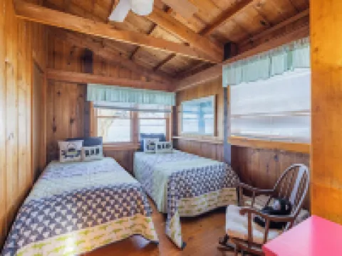 Charming Cottage on the Bay and Golf Course with private patio and boat dock. Hotéis em Sodus