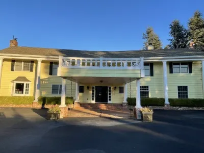 Luxury and Cozy Villa in the Vineyard (Pet Friendly Hotels near Molalla Assembly of God