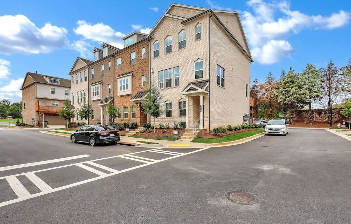 Modern 2Br Townhome  King Beds Near Mall GA