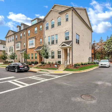 Modern 2Br Townhome  King Beds Near Mall GA Отели в г. Буфорд