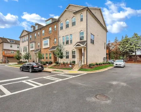 Modern 2Br Townhome  King Beds Near Mall GA Hotels in Buford