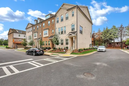 Modern 2Br Townhome  King Beds Near Mall GA Hotels in Buford