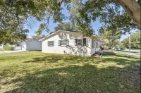 Clearwater Charm.Charming home with fireplace, golf nearby, central AC, W/D Hotels near DSW Designer Shoe Warehouse