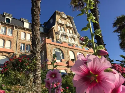 Quiet, bright, renovated apartment, 50 meters from the beach TRESTRAOU PERROS GUIREC 'Eglise de Saint Jacques 주변 호텔