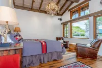 Fox Trot Cabin- On Mountain, Fabulous Views, Hot Tub, Walk to Ski Lifts