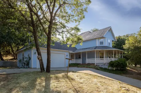 Julian Farmhouse/Fenced 2 acres with spa, right outside Julian. Pet Friendly!