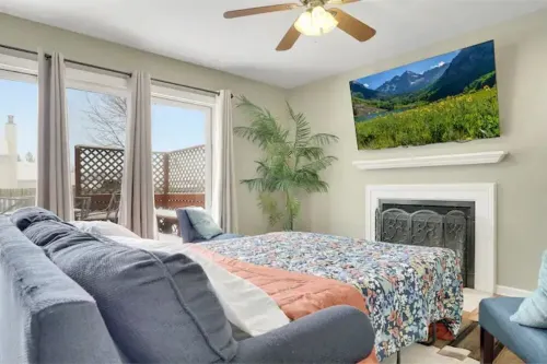 PROMO 10% WEEKLY AND 15% MONTHLY OFFNaperville/Aurora, King Bed, Fenced Yard!