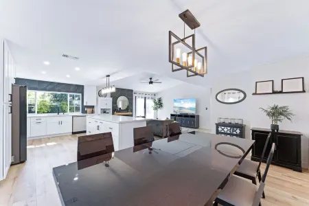 Charming 4-bedroom house with WiFi, AC in picturesque Mission Viejo Отели рядом с достопримечательностью «оз. Мишн-Вьехо»