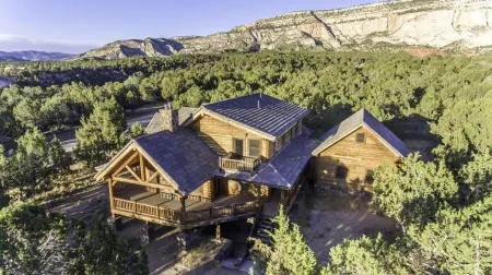 Sugar Knoll Lodge / 3 Story, 5bdr, HOT TUB, East Zion, Bryce and Grand Canyon