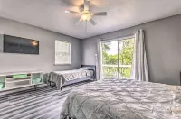 Downtown Fort Walton Beach townhouse, only minutes from the beach. Hotels near Garniers Beach Park
