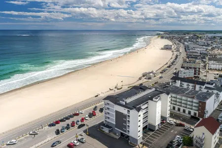 High Rise Luxury Oceanfront Condo, 5th Floor. Close to Everything, Epic Views! Отели в г. Хамптон