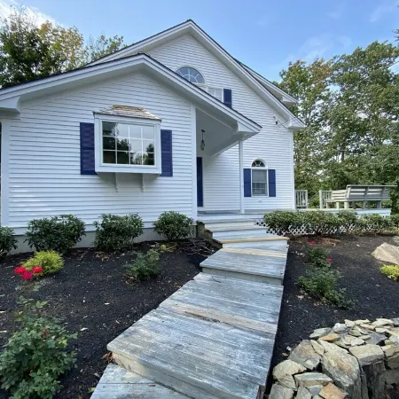 GREAT LOCATION- 4 bedrooms with 2 ensuites. Short walk to beach and town center.
