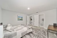 Newly renovated cottage walking distance to downtown Ocala square. Quiet street.