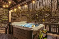 1.5 mi to Dtwn, romantic, secluded yet centrally located, Hot tub,🔥pit,fireplace