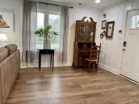 The Fox Den, Luxury Home, Just 2 Minutes Away from the Iconic Bell Buckle Cafe.