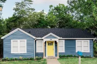 Renovated 1940's era cottage - 2 Blocks from downtown Bellville! Hotels in Austin County