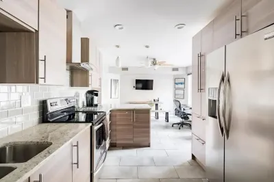 High tech 1BR Condo with Basement Lounge โรงแรมใน