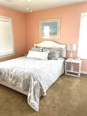 3 bedroom 2 bath. This house is available weekly and long term rental. SNOWBIRDS Hotels near The Boutique