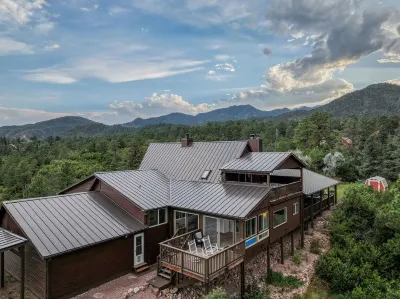 4BR 4BA multi-family with multiple outdoor & indoor living spaces, hot tub, BBQ.