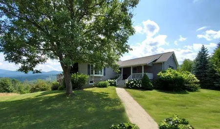 Endless Mountain Views & Outdoor Hot Tub. 8 miles to downtown Windham & Skiing!