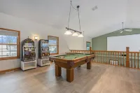 Lakefront W/ Private Beach, Pool, Hot Tub, Golf Simulator, Projector, Bar & more - 4 tähden