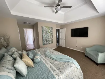 Spacious 4 Bedroom Home That Sleeps up to 8 Guest Hotels near Houston Church