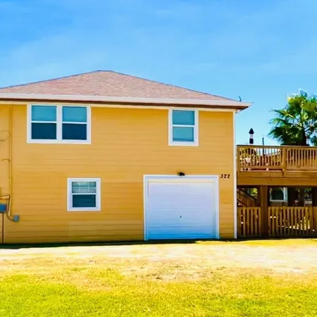 Boho Beach Bungalow with new deck walking distance from the Gulf