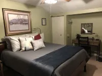 Cozy and completely updated The Farmhouse at Lanterman's Village - Homestays