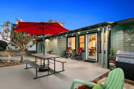 Beach Cottage a few homes from the Beach