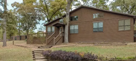 Sprawling 3-bedroom house in delightful Scroggins with WiFi, AC and lakeview