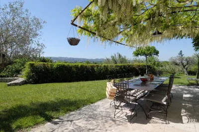 Offers an ideal holiday set in the peaceful countryside of St Remy de Provence