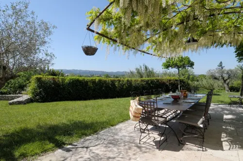 Offers an ideal holiday set in the peaceful countryside of St Remy de Provence