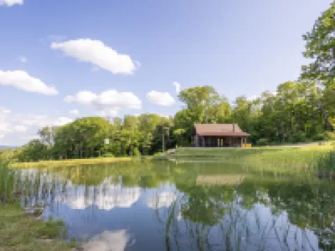 Guesthouse Cabin vacation rentals in Berkshire County 設菲爾德酒店