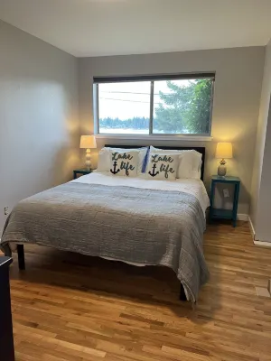 Lakeside Vibes- Relaxed 3 bdrm, view home - Lake Tapps- Pool Table - Corn hole-