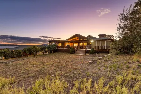 Sunset Ranch 🌅 Views Views Views with Private Pickelball Court Отели в г. Коконино