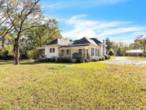 Historic 3BR with Porch & Fire Pit near Downtown Hoteles en Simpsonville