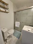 Charming, luxe, modern home near Naval base, Six flags, Casino, Gurnee Mills 沃基根Metra火車站附近的飯店