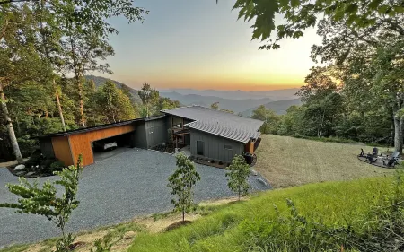 The Overlook- Modern Elegance, near downtown Bryson City, amazing sunset view