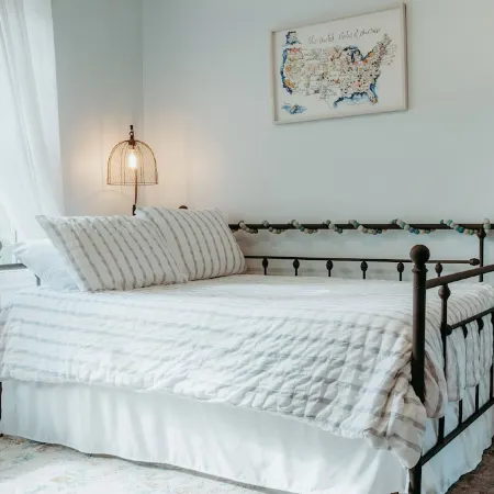 Charming  3/2 Cottage- Close to beach & Historic Downtown